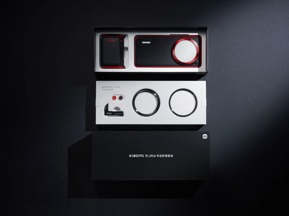 Xiaomi car navigation device packaging on a dark background