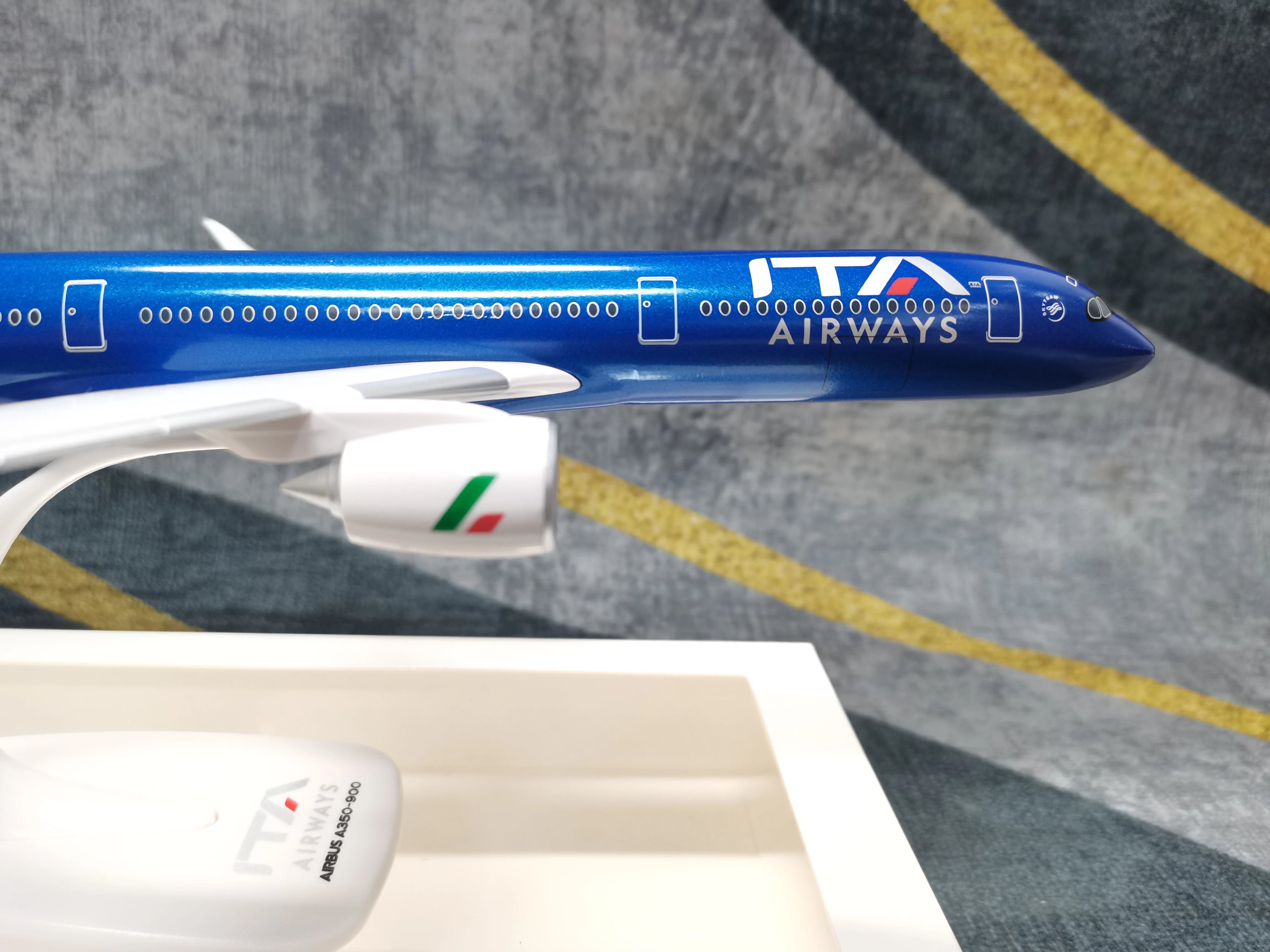 A350-900 1/200 Scale Diecast Model Aircraft – Detailed Collector's Model with Display Stand