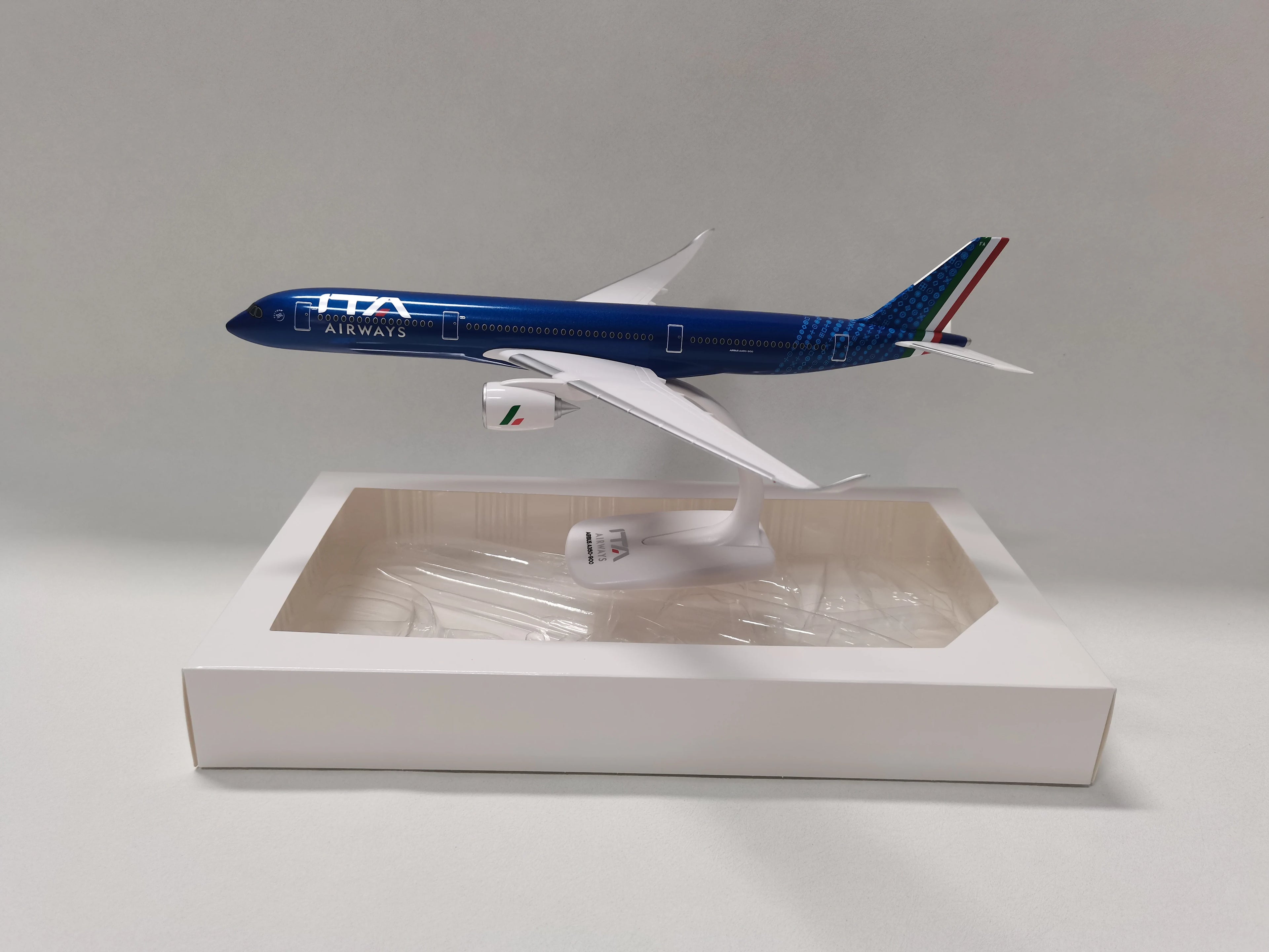 A350-900 1/200 Scale Diecast Model Aircraft – Detailed Collector's Model with Display Stand